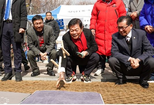 16일 장안제1동 정월대보름 민속놀이 행사에 참석한 이필형 동대문구청장이 윷을 던지고 있다