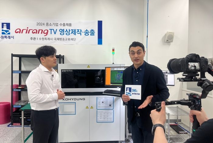 기업홍보 영상을 촬영하고 있는 모습