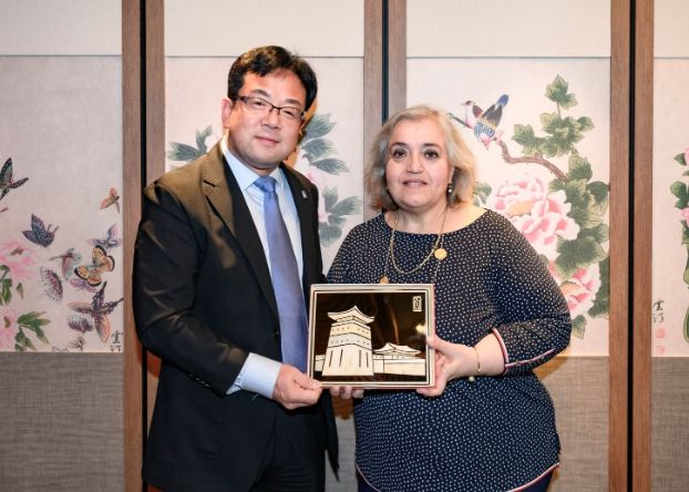 김현수 제1부시장이 알렉산드라 파파도풀루 그리스 외교부 차관에게 기념품을 전달하고 있다.