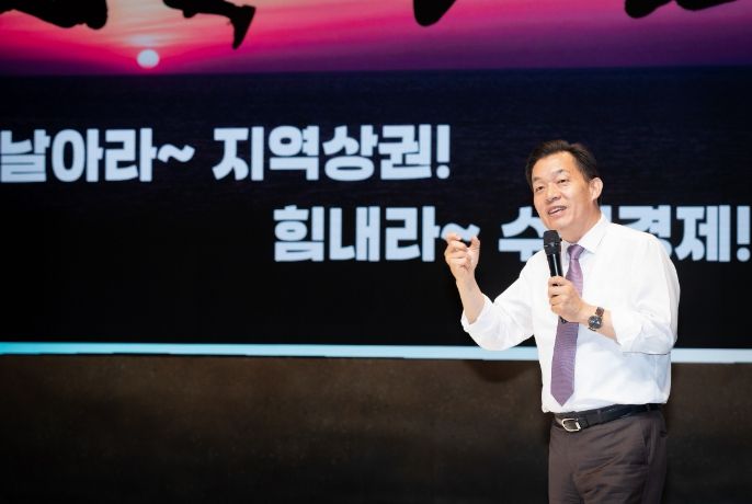 지난 5월 ‘지역상권 보호도시’ 선포식에서 이재준 수원시장이 설명을 하고 있다.