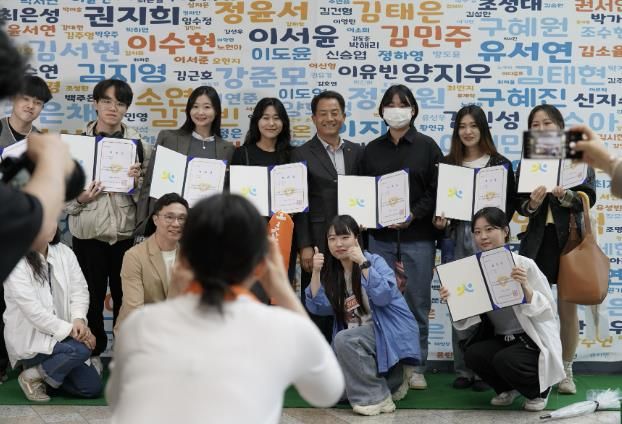 지난 4월 수원시청소년청년재단 청년네트워크 단원으로 위촉된 청년들이 기념촬영을 하고 있다.