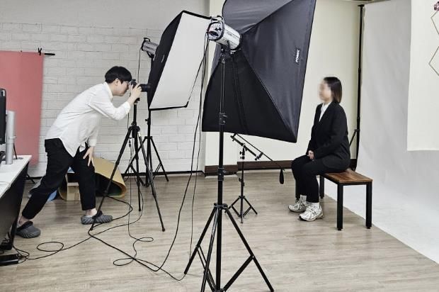 수원시청소년청년재단의 청년도전 지원사업 프로그램 중 취업역량 강화를 위한 면접사진 촬영이 진행되고 있다.
