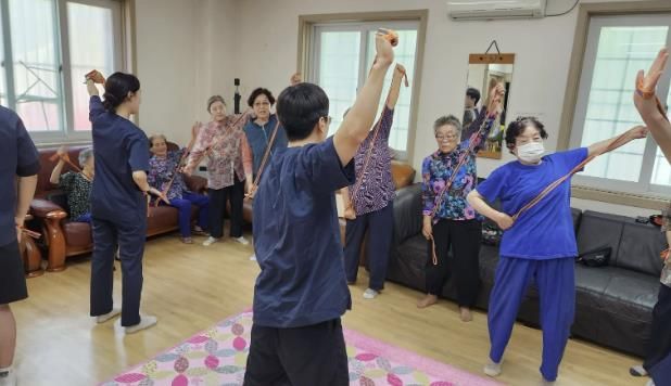 수원시청소년청년재단의 1만개의 봉사발자국 프로젝트에 참여한 동남대학교 봉사동아리가 화서2동 어르신들에게 치매예방 건강체조를 알려드리고 있다.