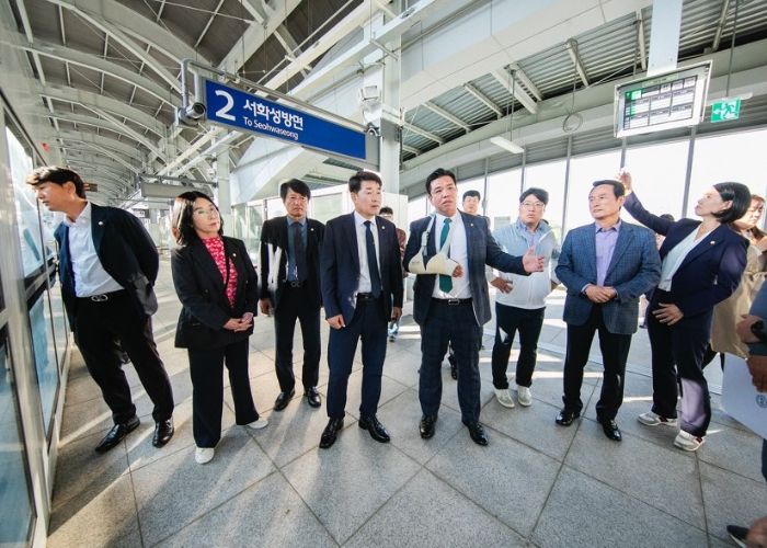 화성시의회 도시건설위원회 위원들이 서해선 복선전철 향남역 건설 현장을 찾아 시설물 점검을 하고 있다.
