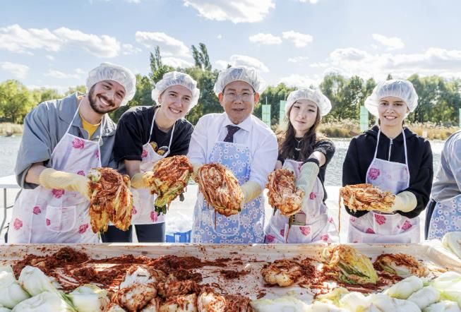 외국인과 함께하는 김장 담그기