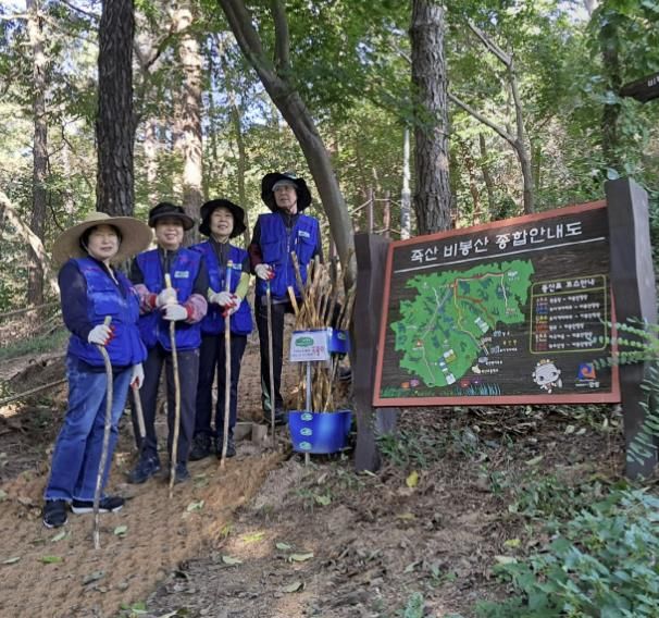 안성시 죽산면 행복마을관리소. 폐목을 사용한 자원 선순환 지팡이·의자로 활용