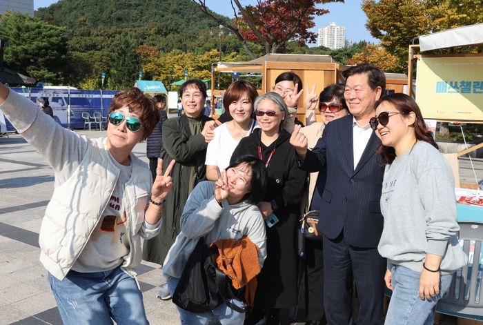 광명시 여성새로일하기센터는 지난 24일 오후 광명시민체육관 야외에서 '2024년 제6회 여성창업 디딤돌 페스티벌'을 성황리에 개최했다. 사진은 박승원 광명시장(오른쪽 두 번째)이 여성창업 디딤돌 페스티벌 참여자들과 사진 촬영을 하는 모습.