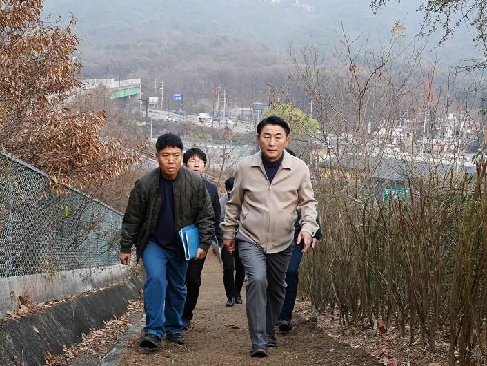 김동근 시장이 12월 2일 장암숲 늘품길 조성 현장을 점검하고 있다.