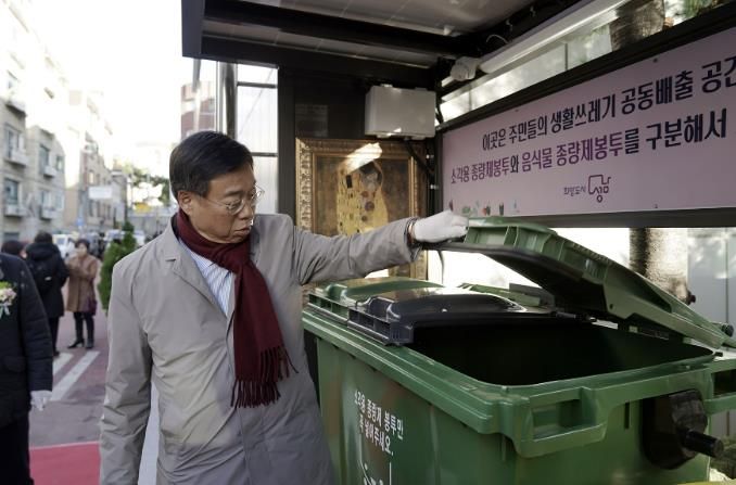 신상진 성남시장이 금광동 생활쓰레기 거점배출시설 개소식에 참석해 시설을 살피고 있다
