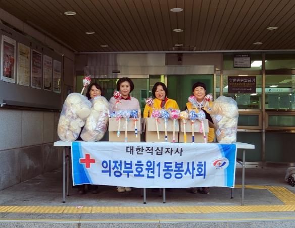 의정부시 호원1동 적십자봉사회, 경로당에 양말목 안마봉 전달