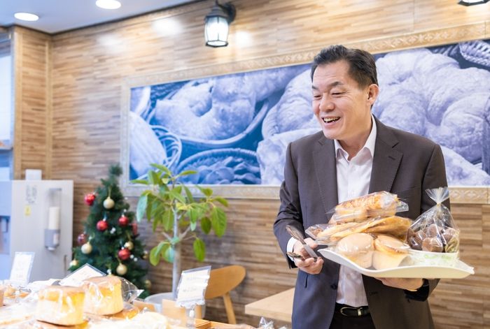 이재준 수원시장이 수원페이로 선결제한 착한가격업소 빵집에서 빵을 고르고 있다.