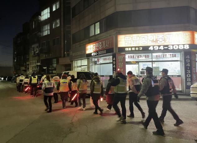 시흥시 군자동, 민·관·경 합동 야간순찰… 지역 안전 강화
