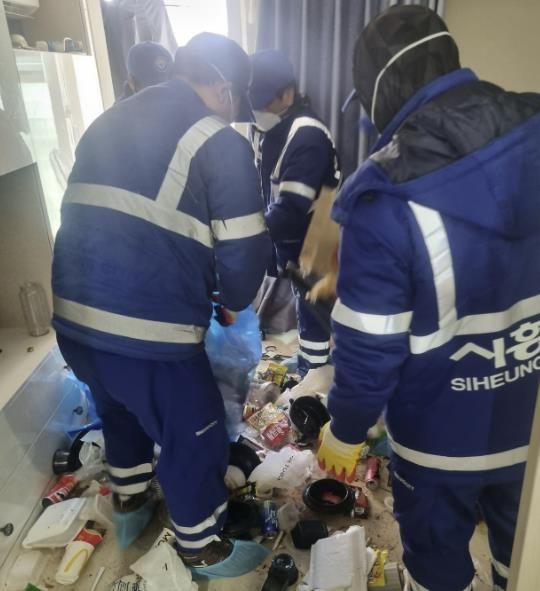 시흥시 장곡동, 명성환경과 '똑똑 주거환경 클린사업' 시행...위기가구에 깨끗한 보금자리 선사