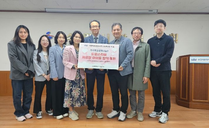 전달식 참석자들이 함께하고 있다.