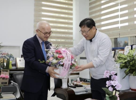 수원시 팔달구, 어버이날 맞아 대한노인회 팔달구지회 방문해 감사의 마음 전달