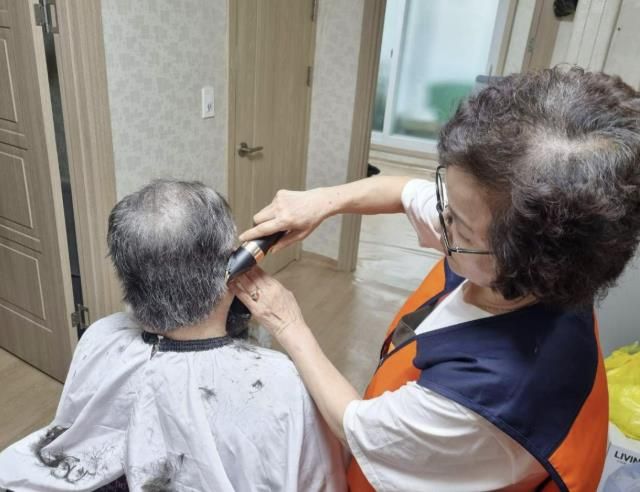 수원시 영통구 망포2동 지역사회보장협의체, 이미용 봉사로 재능 기부 실천