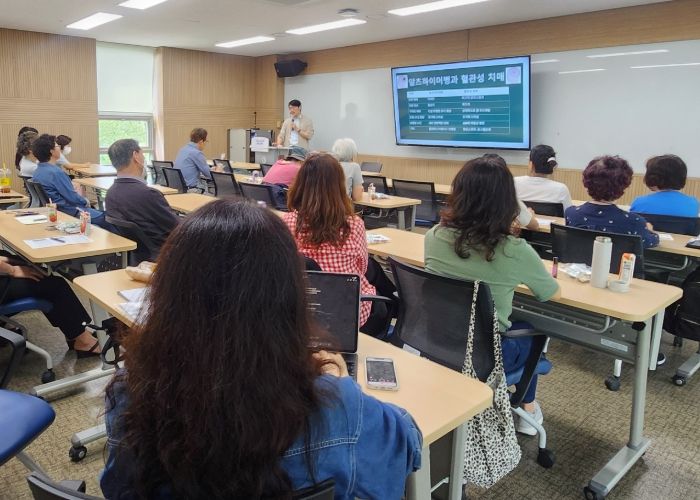 치매 환자를 돌보는 가족들을 대상으로 하는 미음건강 프로그램 ‘홀가분 클래스’가 진행되고 있다.