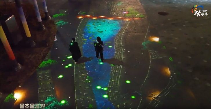 진주시, 도심 속 야간 문화공간‘반응형 미디어파사드’상시 운영 - 물초울공원