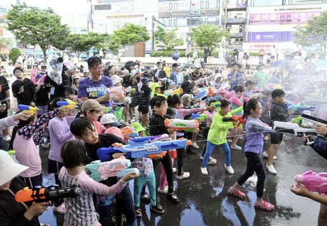 이민근 안산시장(사진 왼쪽 가운데)이 안산서머페스타에서 시민들과 함께 물총싸움을 펼치고 있다.