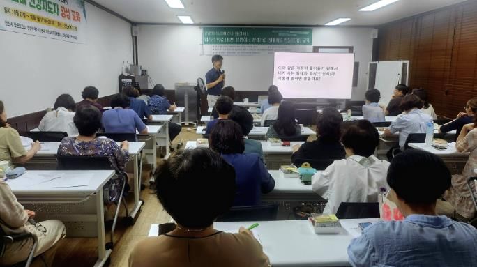 단원보건소에서 시민들의 올바른 의료 소비를 돕기 위한 강의를 진행하고 있다.