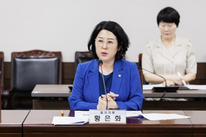 황은화 의원이 지난 8월 26일 제298회 임시회 문화복지위원회에서 ‘안산시 가족돌봄 청소년 및 청년 지원에 관한 조례안’에 대해 설명하고 있다.