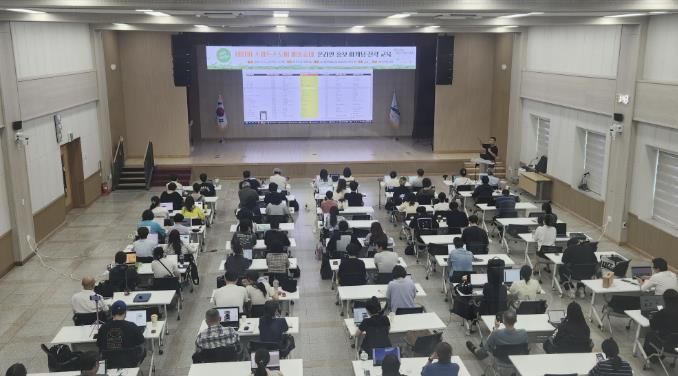 안산시청 대회의실에서 '시민 파워셀러' 네이버 스마트스토어 마케팅 교육을 진행하고 있다.