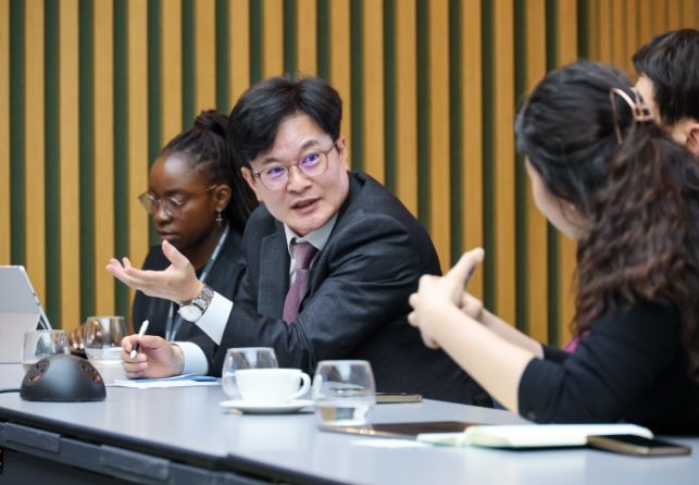 김병수 시장이 런던시청을 방문해 도시재생 관계부서와의 미팅을 진행하고 있다.