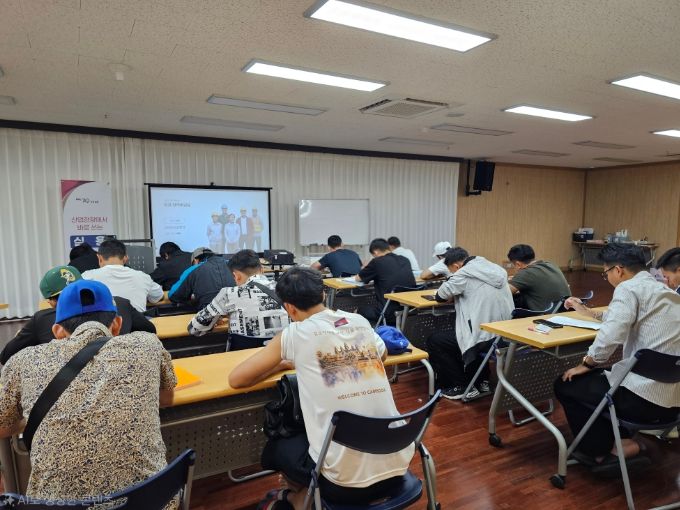 외국인 근로자들이 한국어 교육을 받고 있는 모습