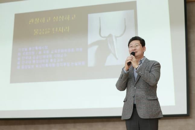 9일 용인삼계고에서 이상일 시장이 특강을 하고 있다