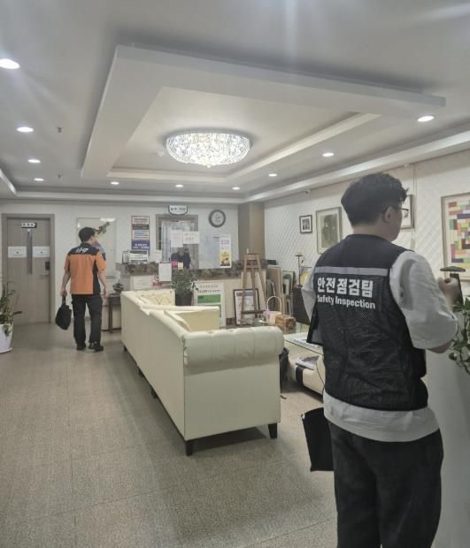 단원보건소에서 민·관 합동으로 정신의료기관에 대한 안전점검을 진행하고 있다.