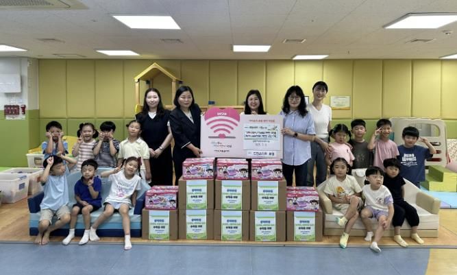 상록구청 직장어린이집으로부터 드림스타트 아동을 위한 후원품을 기탁받고 함께 기념촬영을 하고 있다.