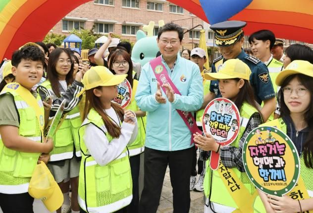 이상일 용인특례시장이 9일 처인구 남사읍에 있는 남곡초등학교에서 교통안전 캠페인에 참여했다.