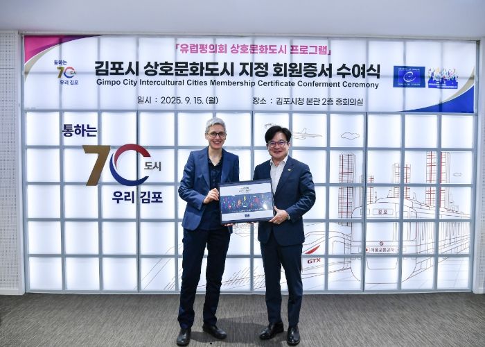 리타 마라스칼키 사무국장(왼쪽)과 김병수 김포시장(오른쪽)