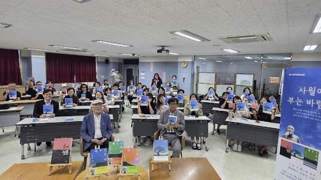 현기영 작가(앞줄 왼쪽)과 현근택 제2부시장(왼쪽 끝) 등 북토크 참석자들이 함께하고 있다.