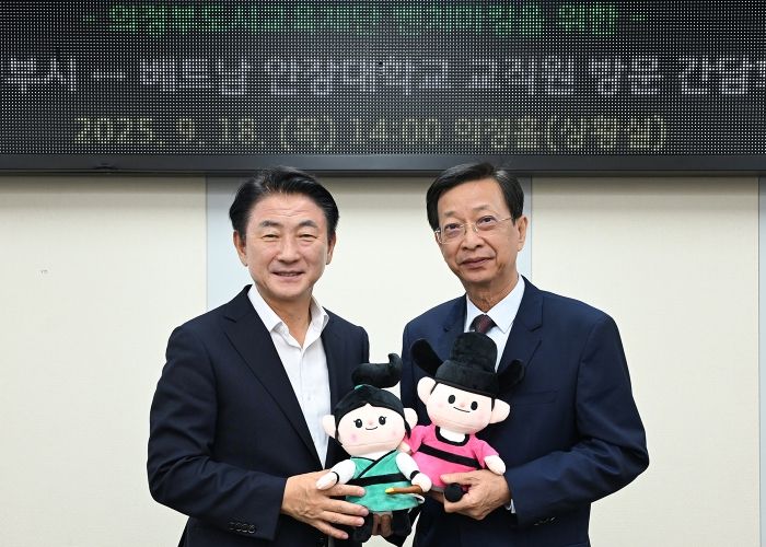 김동근 시장이 9월 18일 베트남 안장대학교 보반탕 전(前) 총장과 기념사진을 찍고 있다.