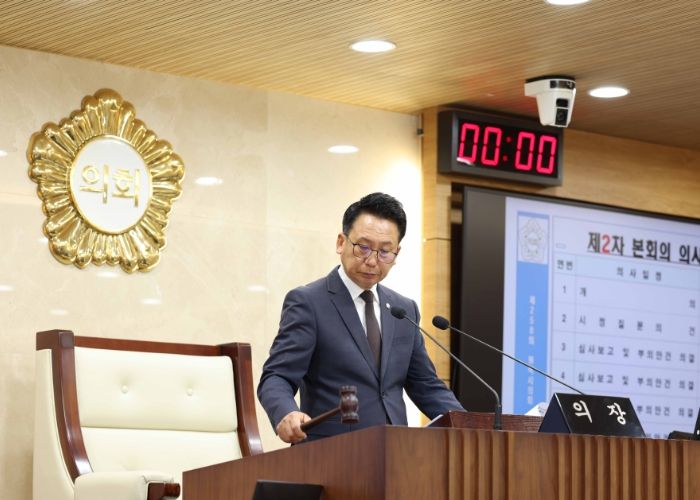 제258회 임시회 제2차 본회의에서 타봉하는 강정구의장