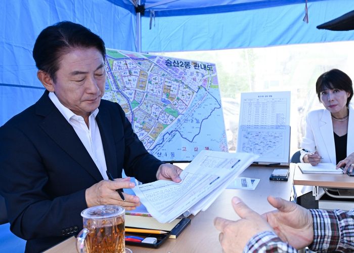 김동근 시장이 9월 19일 송산2동 주민센터 현장시장실에서 시민과 소통하고 있다.