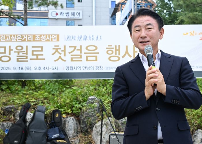 김동근 시장이 9월 18일 망월로 일원에서 개최한 ‘망월로 첫걸음 행사’에 참석해 인사말을 하고 있다.