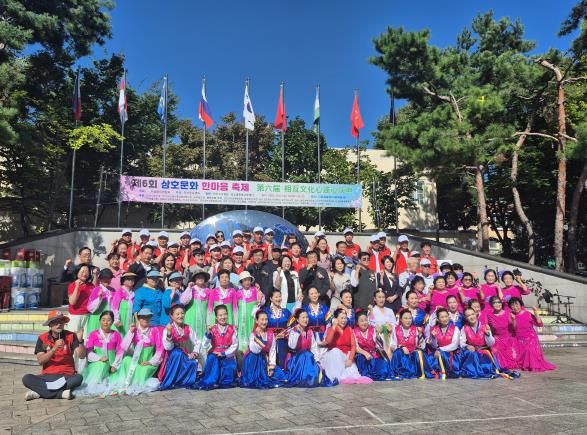 안산시 다섬화인연합회가 원곡동 다문화 어울림 어린이공원에서 제6회 상호문화 한마음 축제를 진행하고 있다.
