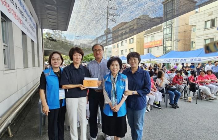 수원시 팔달구 화서1동 주민자치 프로그램, 사군자 축제 부스에서 문인화 판매 수익금 전달