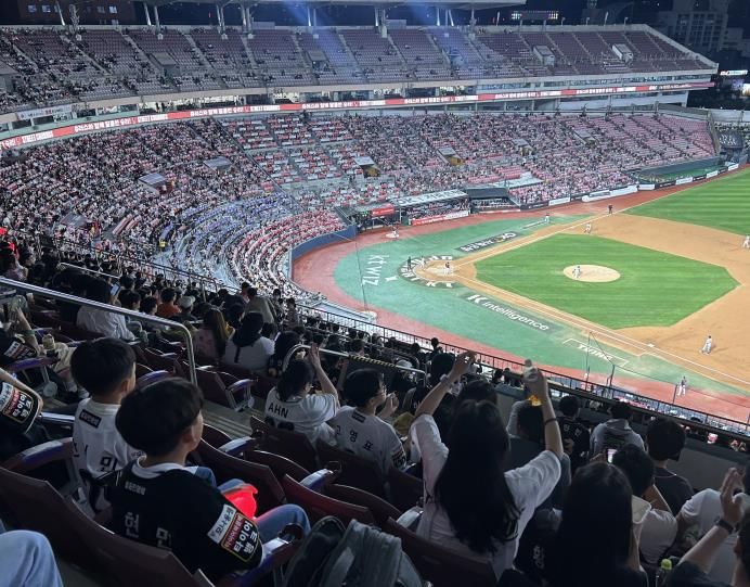 수원시 드림스타트 아동 및 가족이 kt위즈 야구 경기를 관람하고 있다.
