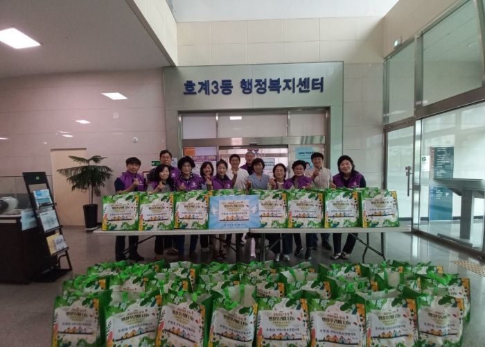호계3동 지역사회보장협의체는 명절 음식꾸러미를 손수 만들어 취약계층에 전달했다
