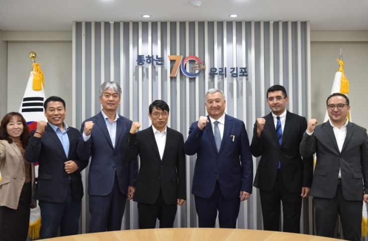 이석범 김포시 부시장은 25일 시청 소통실에서 올림 나즈룰라예프 우즈베키스탄 민족관계 및 해외동포위원회 부위원장과 차담을 갖고 국제교류 방안을 논의했다.