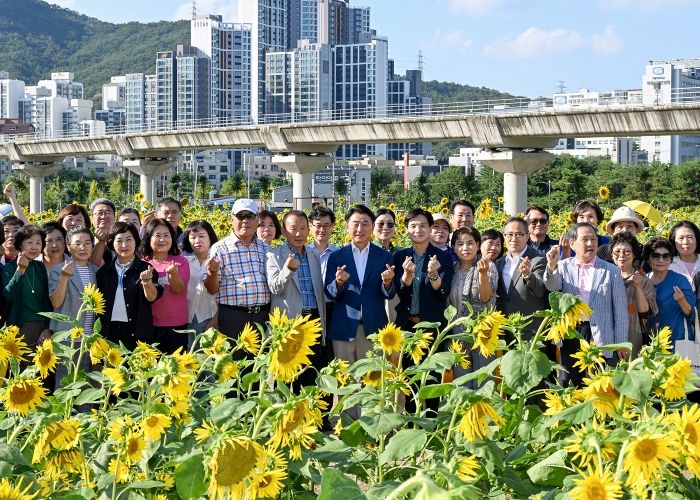 김동근 시장이 9월 25일 신곡새빛정원 나들이 행사장을 방문한 시민들과 함께 기념사진을 찍고 있다.