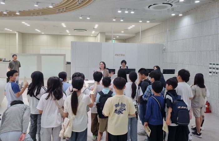 곡정초등학교 4학년 학생들이 수원시청을 견학하고 있다.