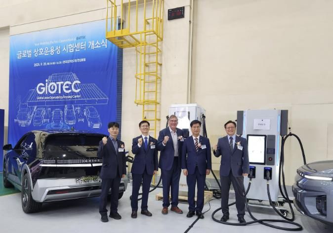 허남석 안산시 부시장(왼쪽 첫번째)이 ‘글로벌 상호운용성 시험센터 개소식’에서 참석자들과 기념촬영을 하고 있다.