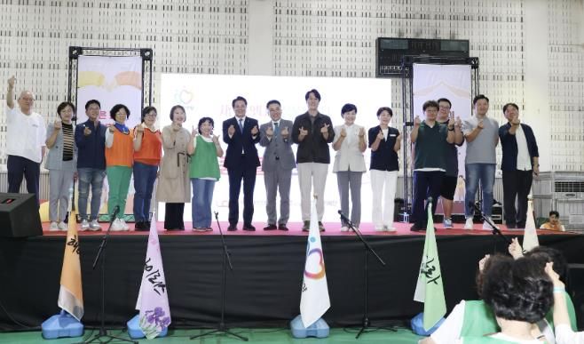 모두를 위한 좋은돌봄 한마당에 참석한 최대호 안양시장과 주요 내빈들이 기념촬영을 하고 있다