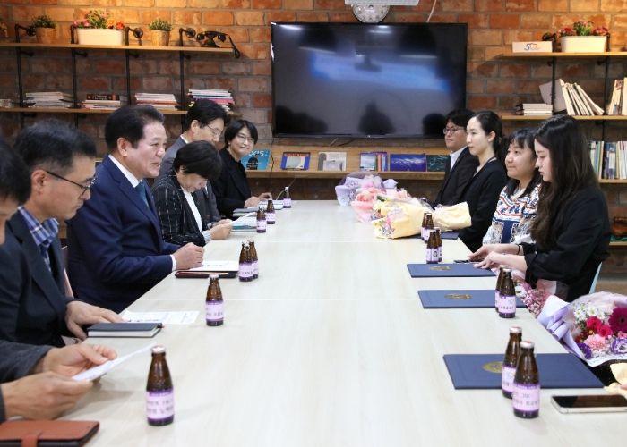 안양시, 민원 우수공무원과의 간담회 개최…우수공무원 6명 선정