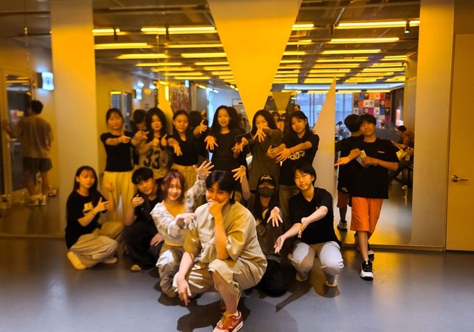 만안청소년수련관 ‘안양미리내 K컬처 댄스 공유학교’ 참가 청소년들은 국내 최대 규모의 원밀리언 댄스 스튜디오를 방문해 기념촬영을 하고 있다.