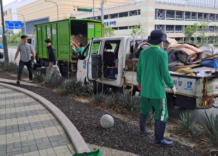 수원시, 유관기관 관계자들이 수원역 환경정비를 하고 있다.